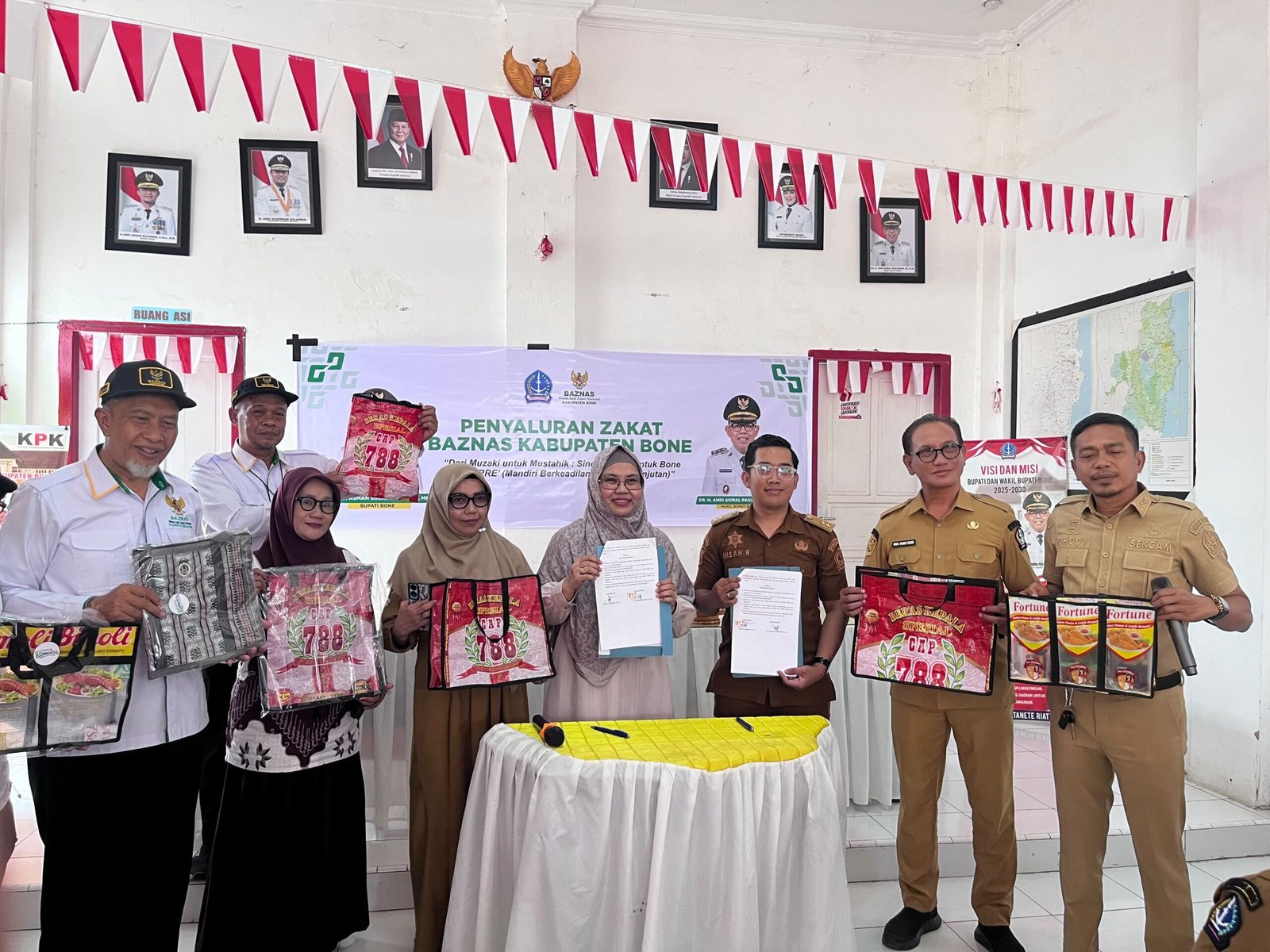 Paket Konsumtif untuk Satgas Kebersihan se-Kecamatan Tanete Riattang, sekaligus MoU Surya Indah Swalayan dan Bank Sampah Romansa