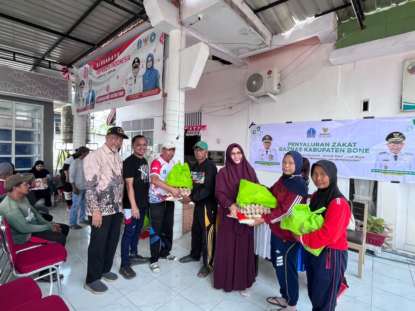 BAZNAS Kolaborasi Surya Indah Swalayan Salurkan 49 Paket Konsumtif Satgas Kebersihan Kec.Tanete Riattang Timur